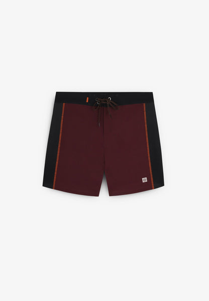 Detalle logotipo Deeply bordado en contraste bañador surf hombre Limitless II