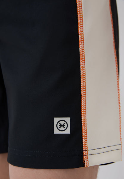 Detalle franja lateral blanca y logo bañador surf hombre Deeply Limitless II negro