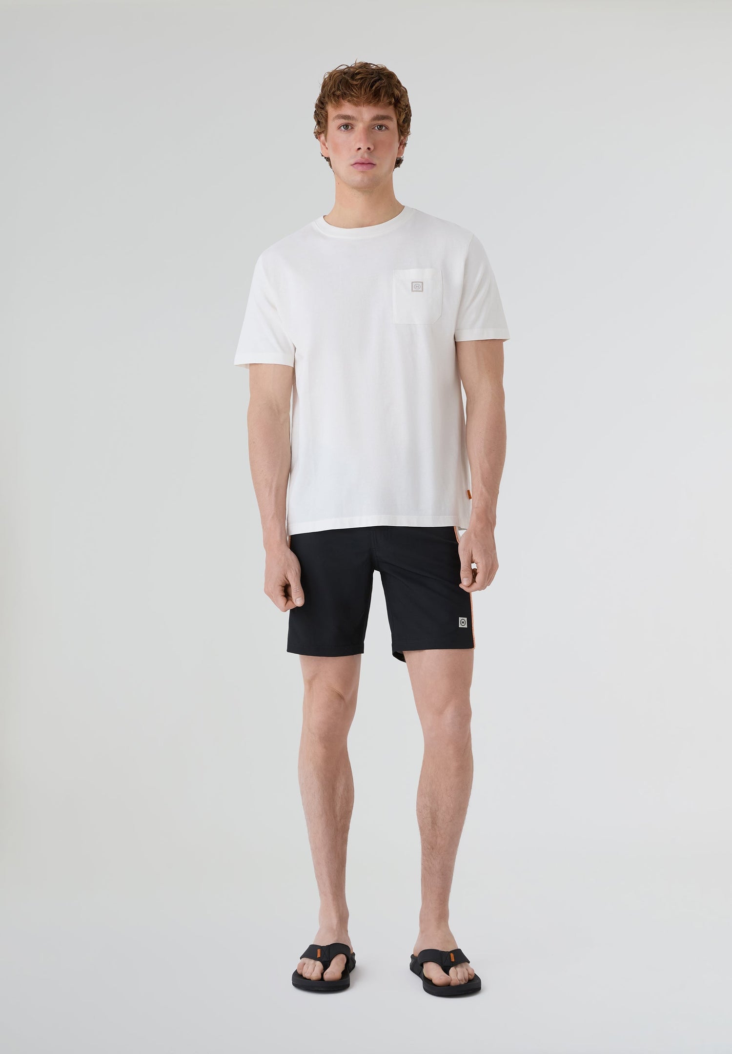 Bañador surf hombre Deeply Limitless II negro con modelo vista frontal completo