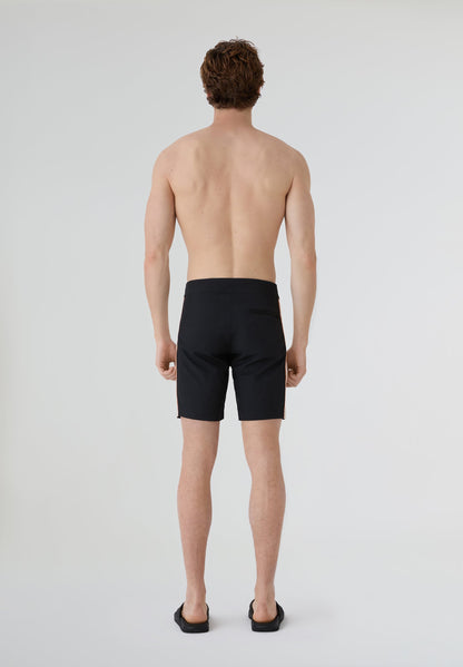 Bañador surf hombre Deeply Limitless II negro y blanco con modelo vista trasera