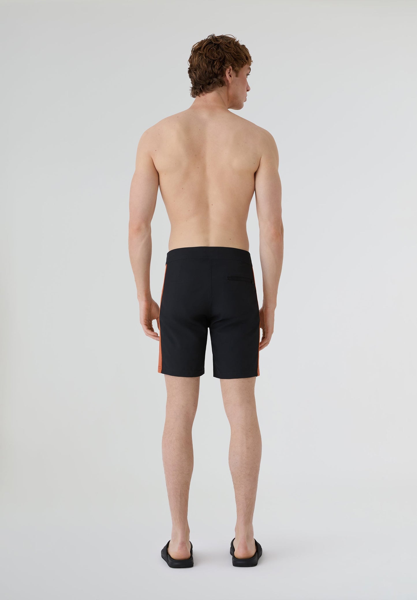 Boardshort surf hombre Deeply Limitless II negro con detalles naranja trasero