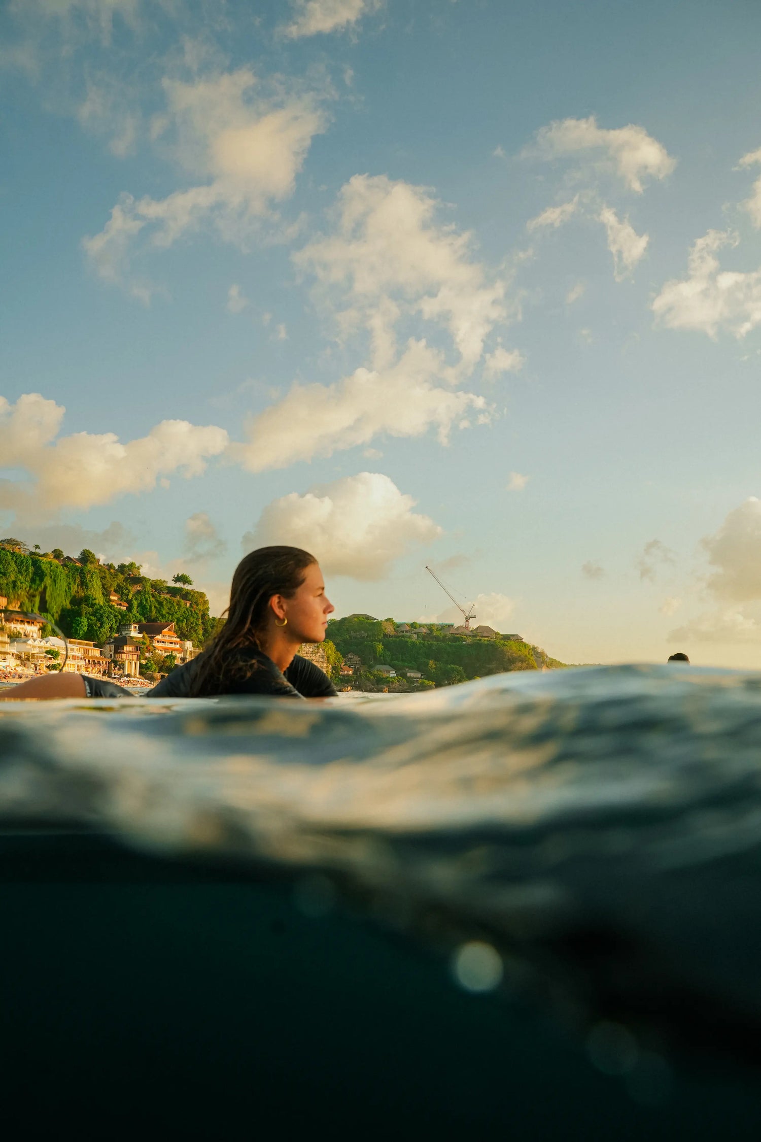 Bea Osborne en el agua surfeando en costa rica. 