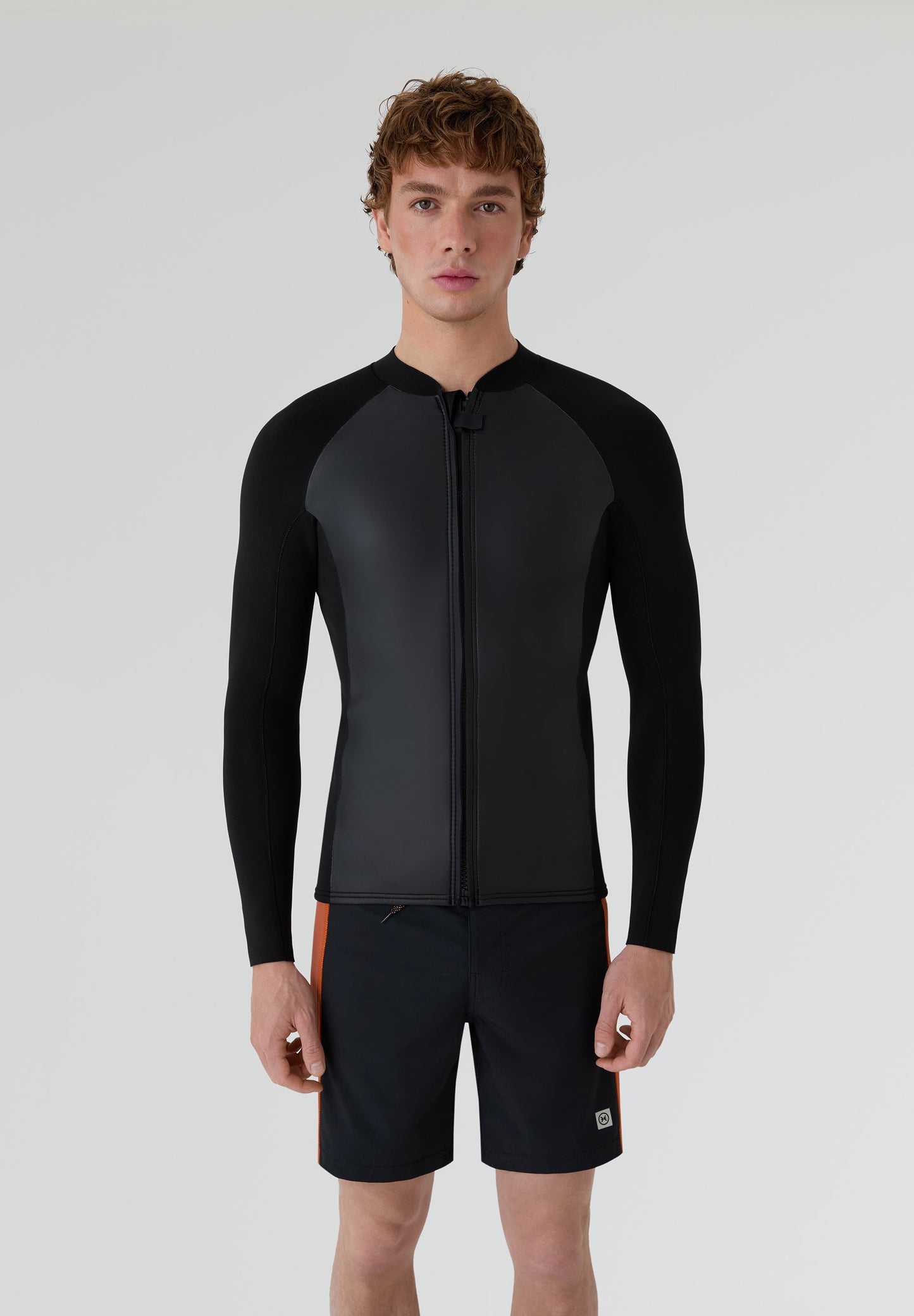 Camiseta de neopreno para hombre de 2mm con manga larga y cremallera frontal, ideal para protección térmica ligera en aguas cálidas.