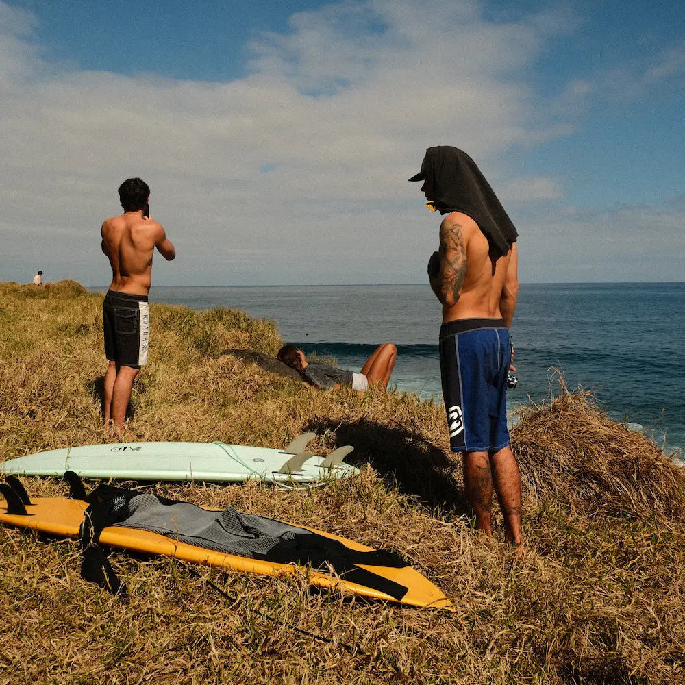 Preparándose para entrar a surfear en el viaje de costa rica. 