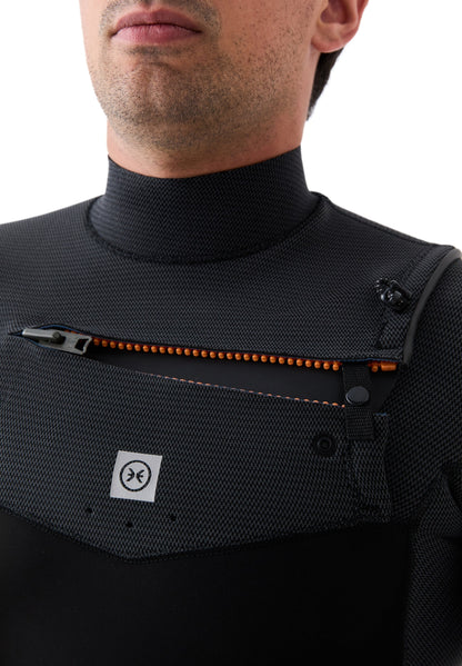 Detalle de la cremallera en el pecho (chest zip) con tirador naranja, diseñada para facilitar la entrada y mejorar la estanqueidad.