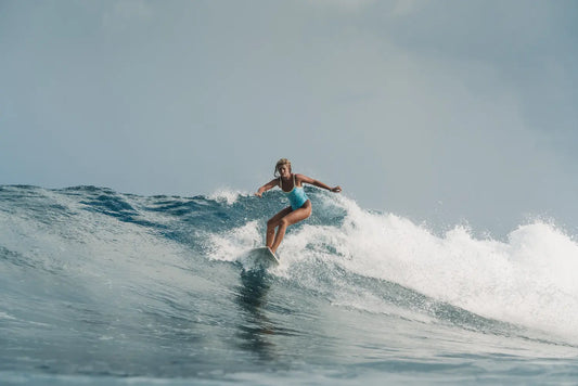 Clara sufeando en el surf trip de Maldivas de flysurf 