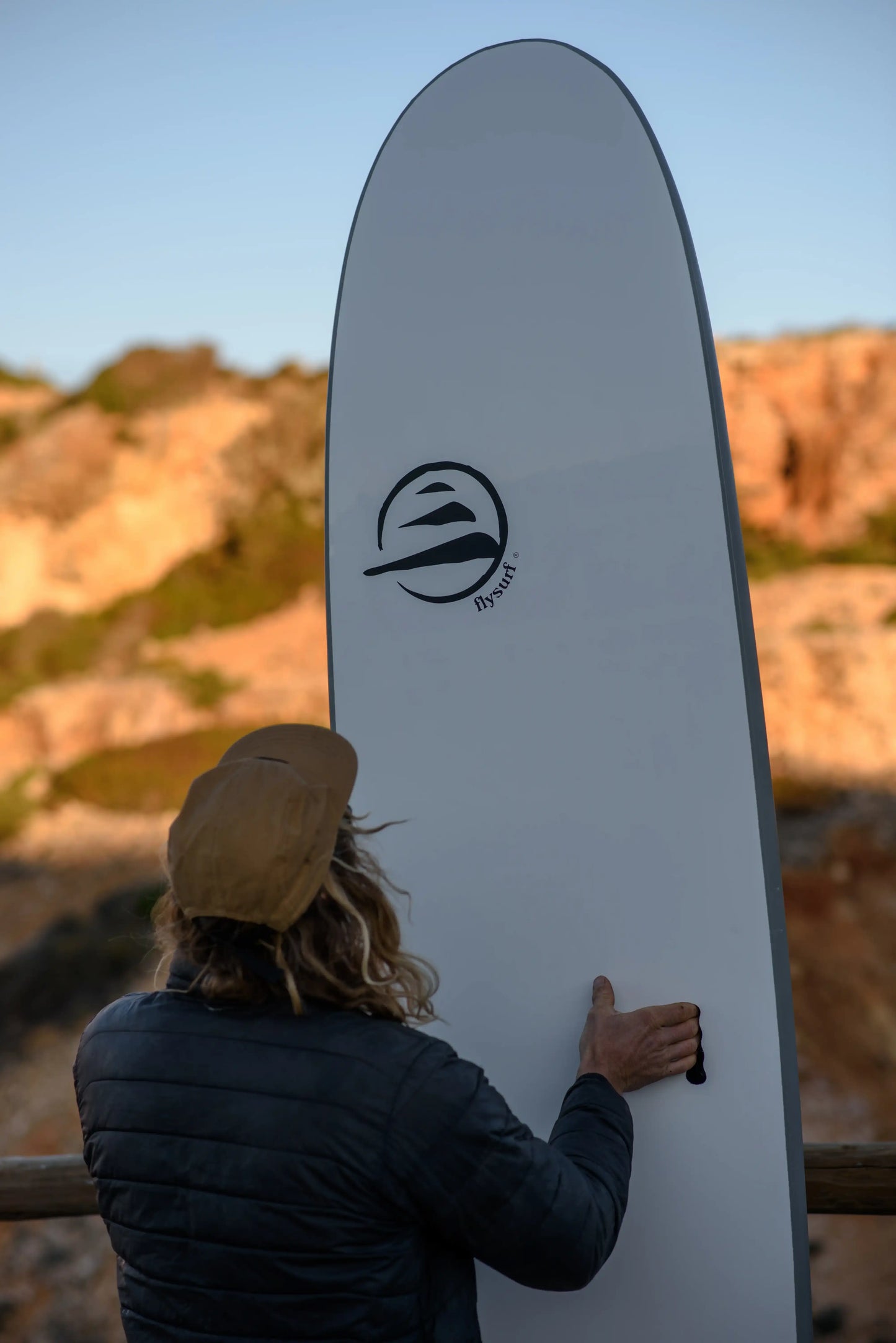Vista cercana del reverso de una tabla de surf gris cool school epoxy 