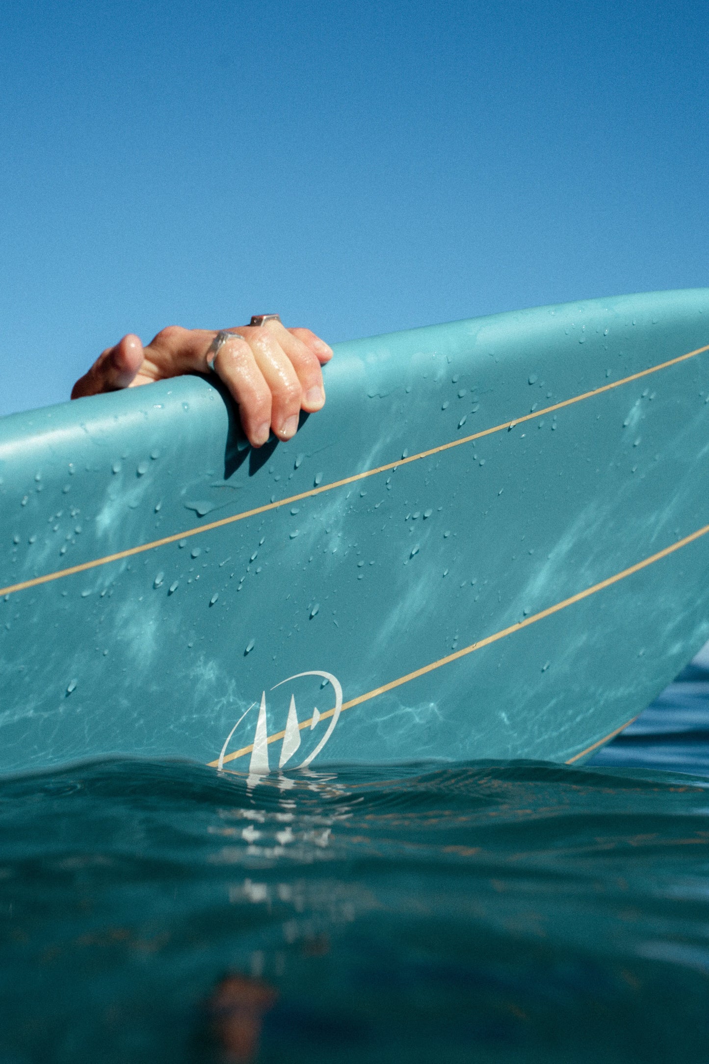 detalles en el agua de la tabla de surf evolutiva de fibra
