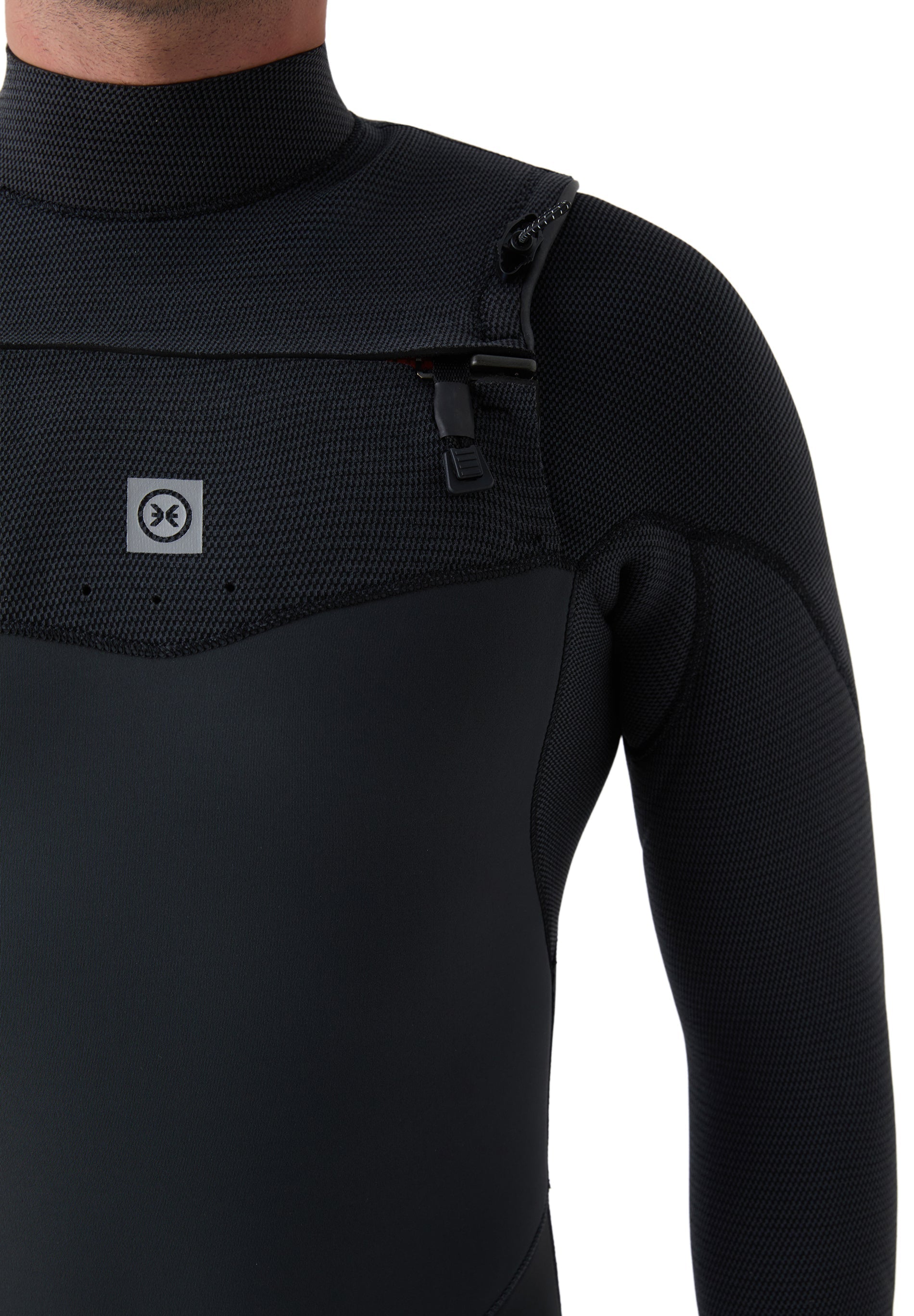 Primer plano de la entrada Chest Zip y el panelado del cuello diseñado para evitar el "flushing" o entrada brusca de agua.