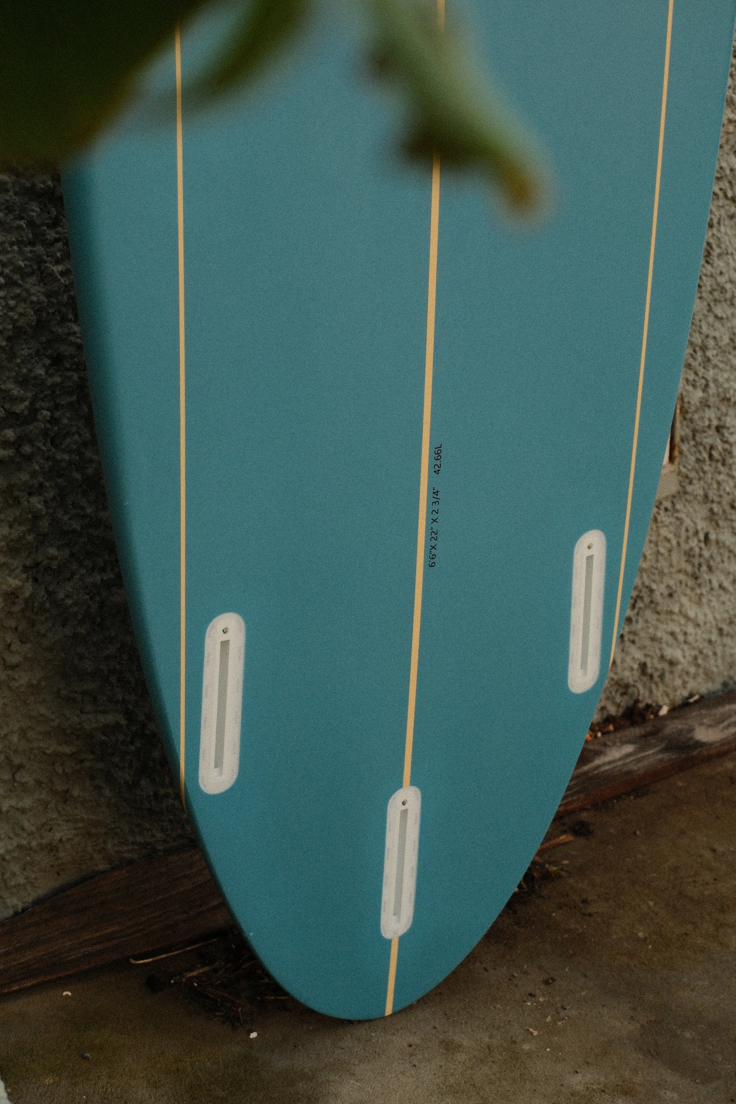 detalle de las quillas en la tabla de surf evolutiva nueva azul