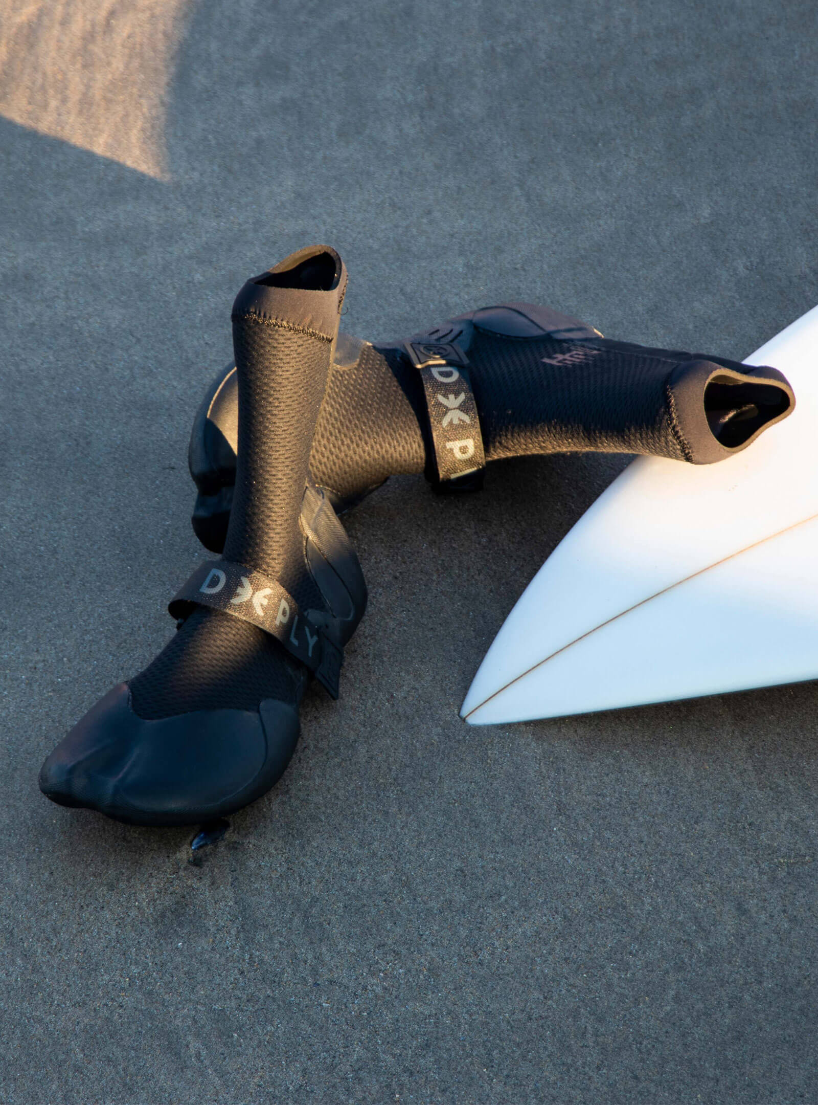 Escarpines surf 3mm Deeply Graphene en uso en el agua playa