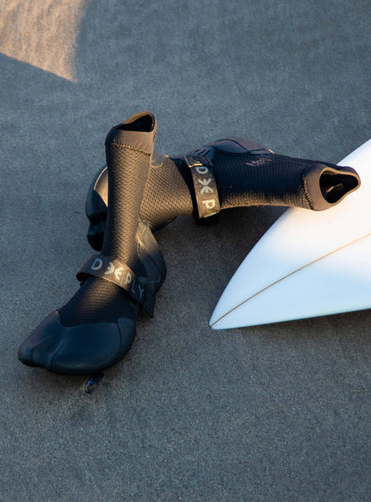 Escarpines surf 3mm Deeply Graphene en uso en el agua playa