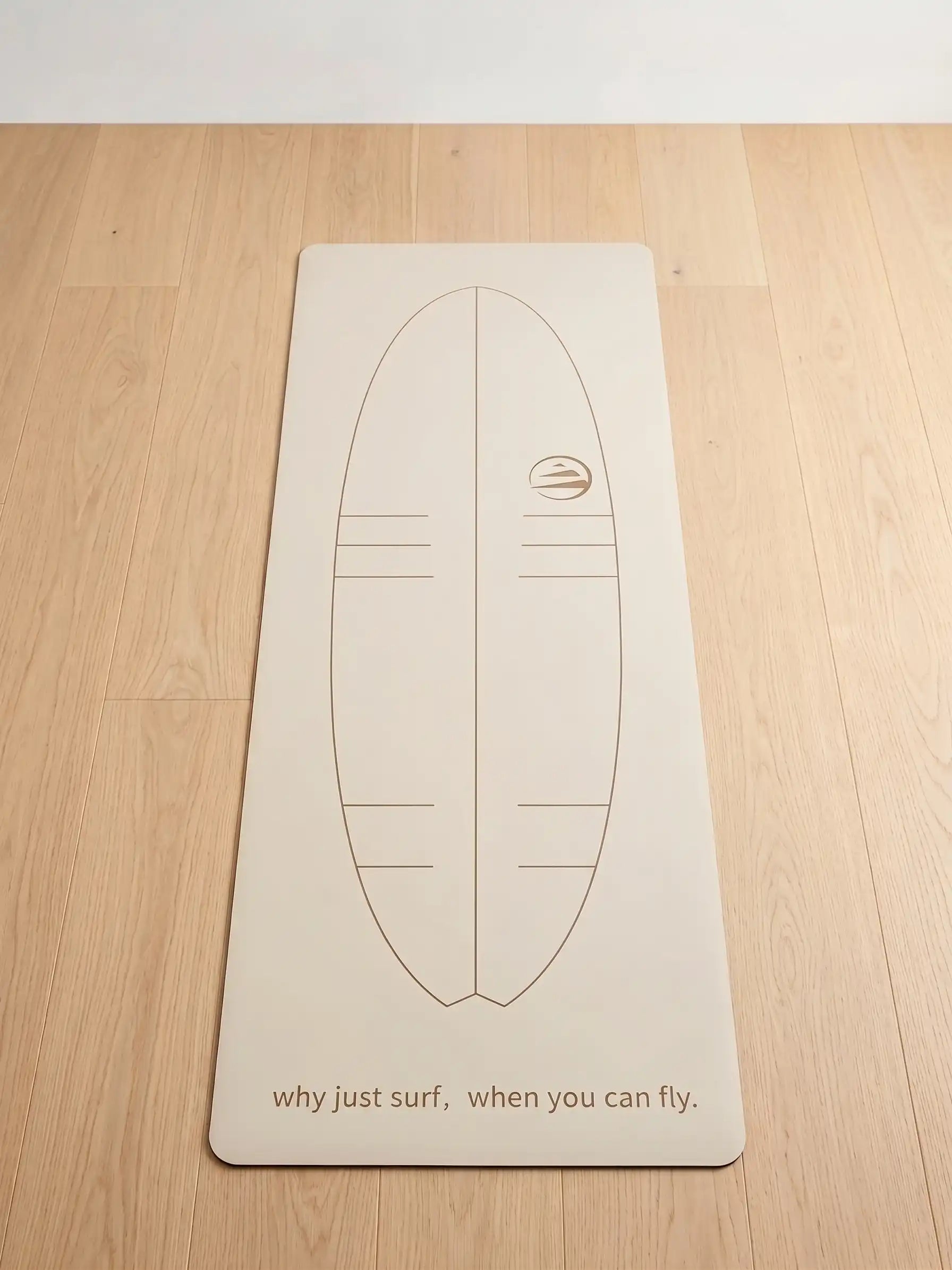 Esterilla de entrenamiento para surfistas extendida en un salón para practicar el pop-up y la posición de pies.