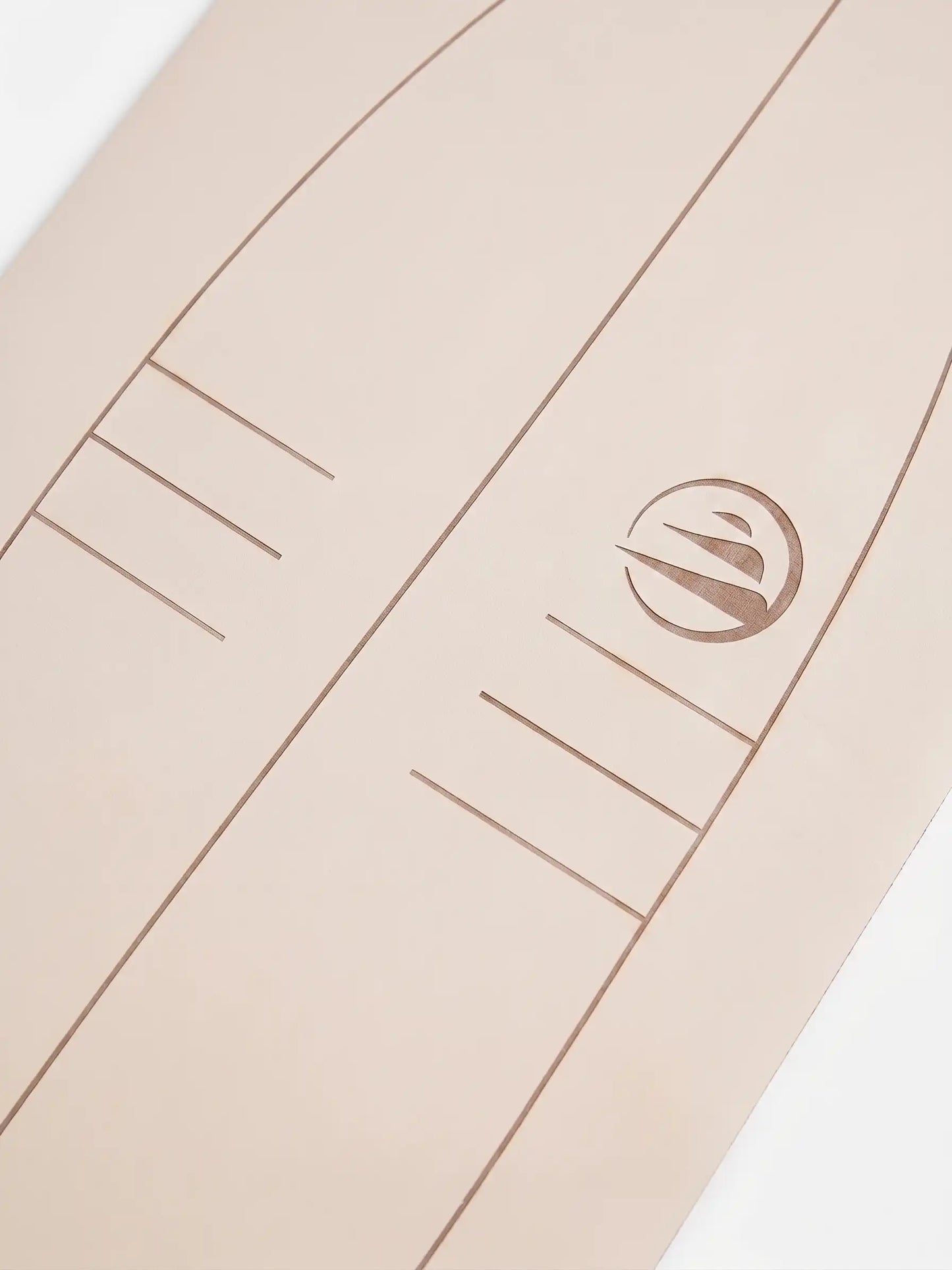 Primer plano de las líneas técnicas y el logotipo de Flysurf grabados en la esterilla de surf.