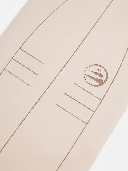 Primer plano de las líneas técnicas y el logotipo de Flysurf grabados en la esterilla de surf.