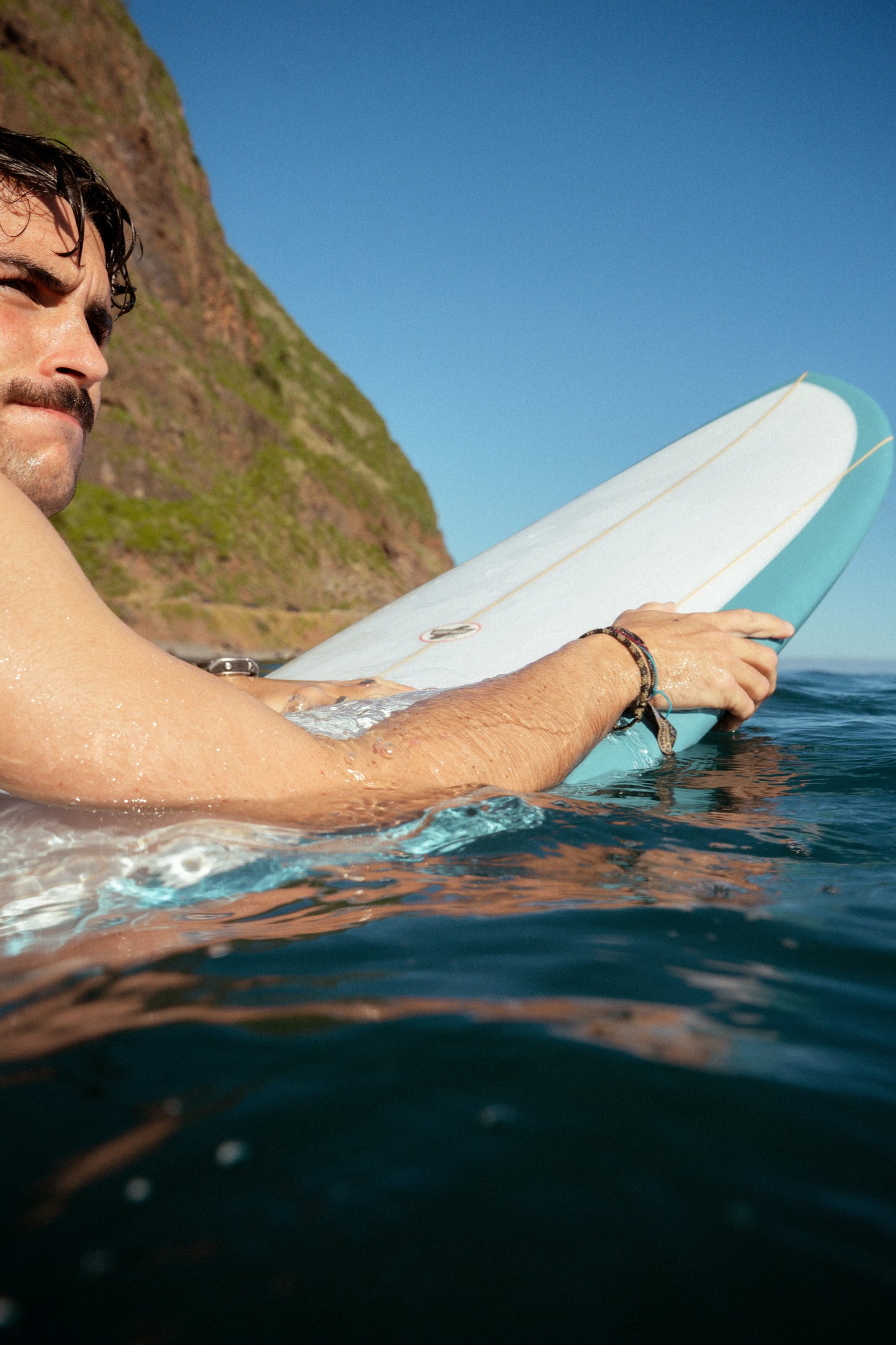 chico con la tabla de surf evolutiva de flysrf en el agua, la flight mode azul