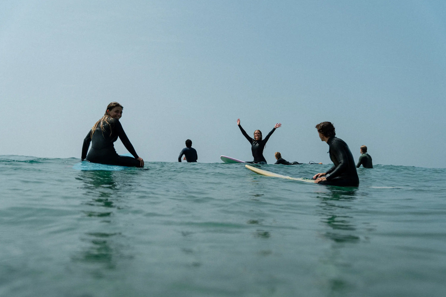 Grupo surfeando con sus tablas flysurf en costa rica