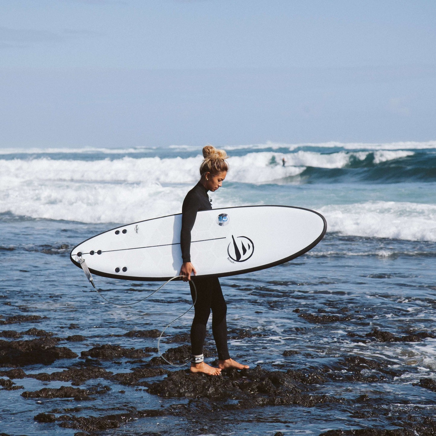 Influencer geht mit flysurf Dharma- planche am Strand spazieren