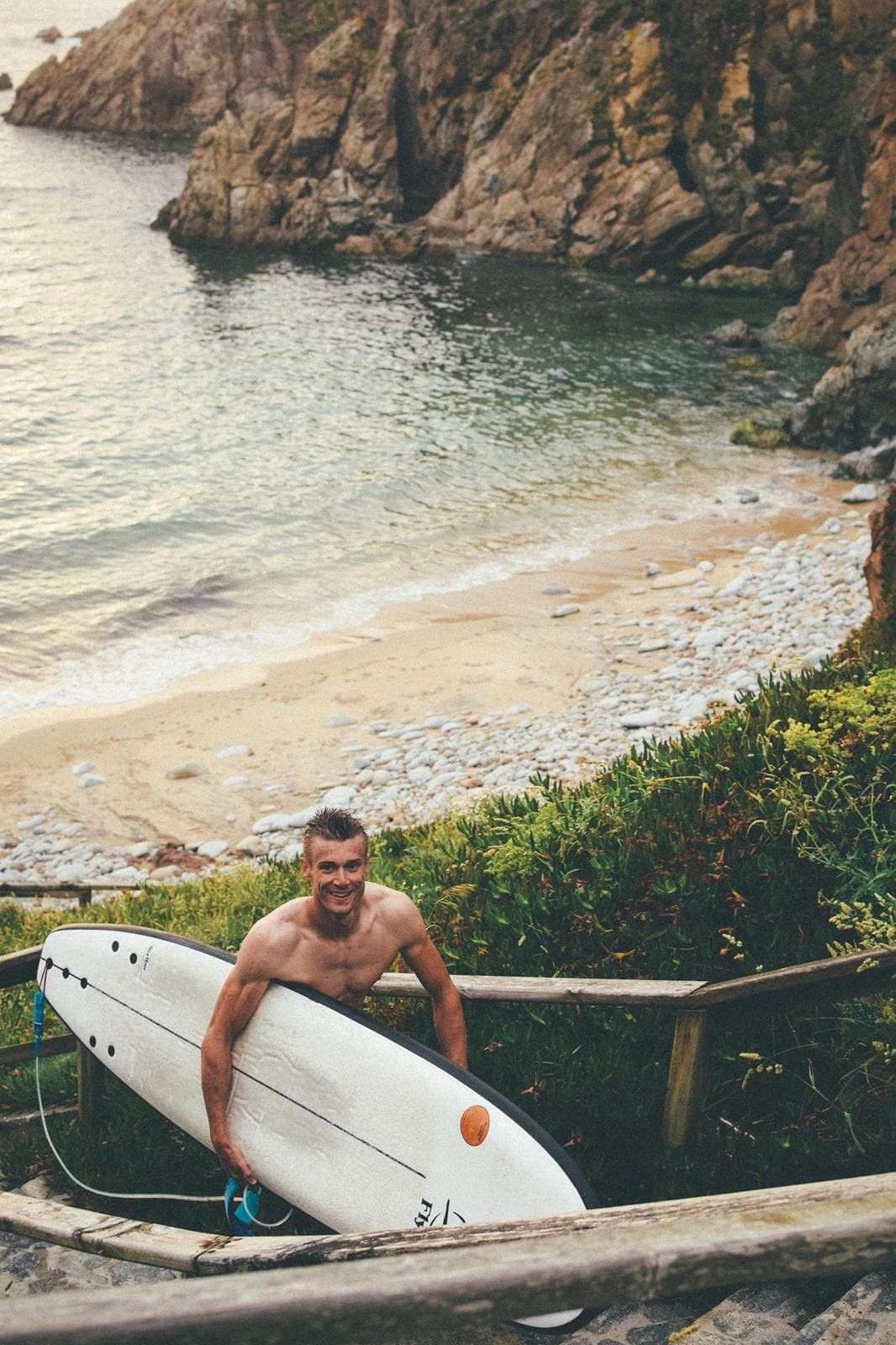 Influencer con una tabla de surf evolutiva de flysurf