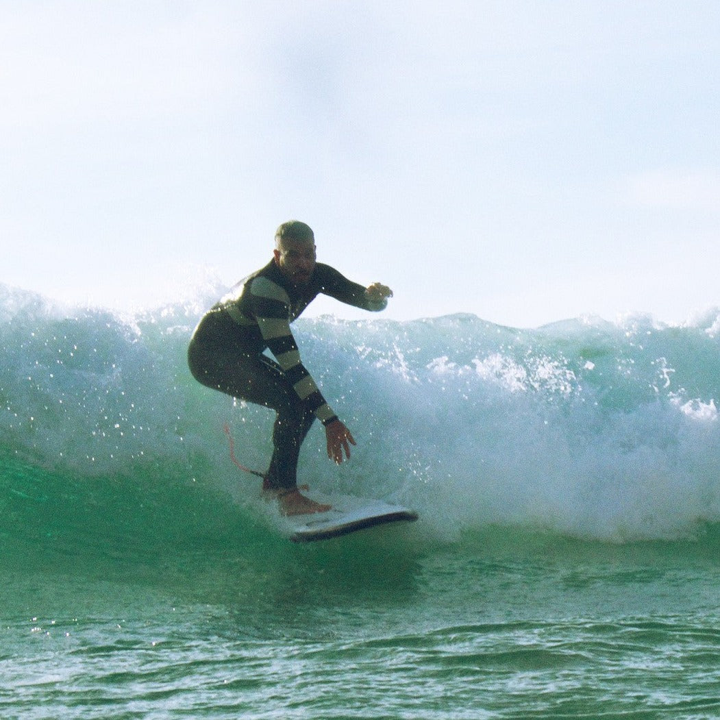 Influencer flysurf planche einer Welle