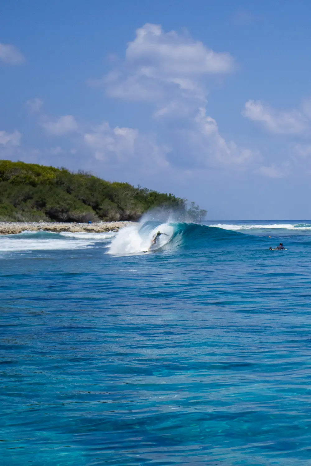 Chico surfeando un tubo en el surftrip de Maldivas de Flysurf