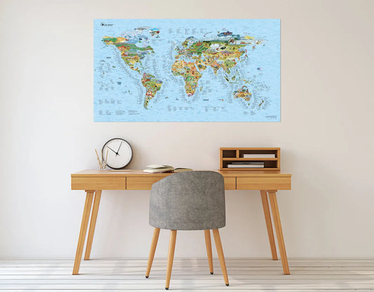 Mapa de surf del mundo Surftrip Map colgado en la pared sobre un escritorio