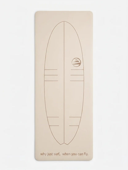 Vista superior de la esterilla Flysurf con diseño de tabla de surf a tamaño real para corregir la técnica de remada y puesta en pie.