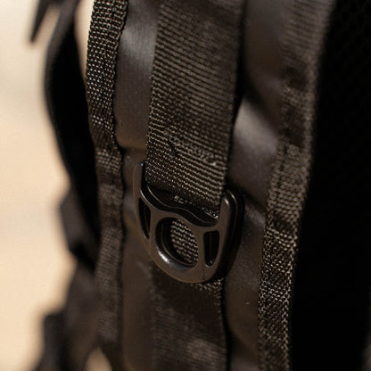 Primer plano de las correas  de la mochila estanca.