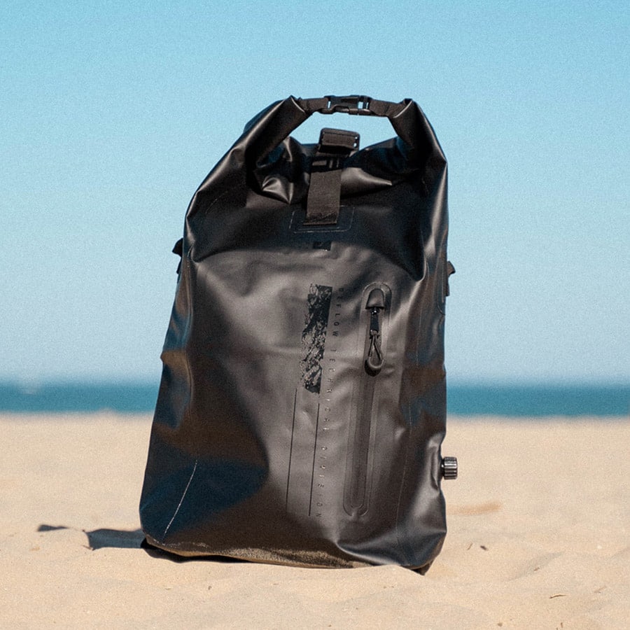 Mochila estanca Deflow Pro-Tech de 30 litros para surf y expediciones.
