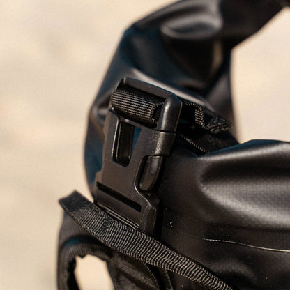 Detalle del material PVC 500D Tarpaulin ultra resistente de la mochila estanca Deflow y su correa