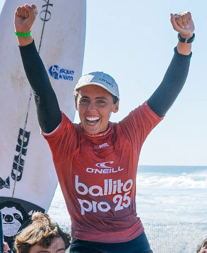 La surfista profesional Nadia Erostarbe celebrando tras una sesión o competición.