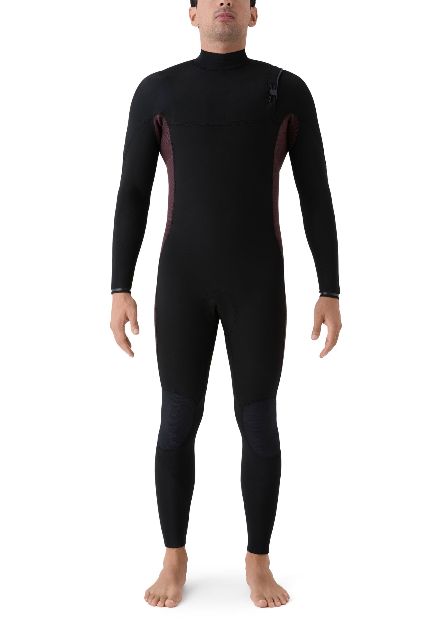 Vista frontal completa de un hombre usando el neopreno Deeply Limitless III 4/3 en color negro con detalles granates.