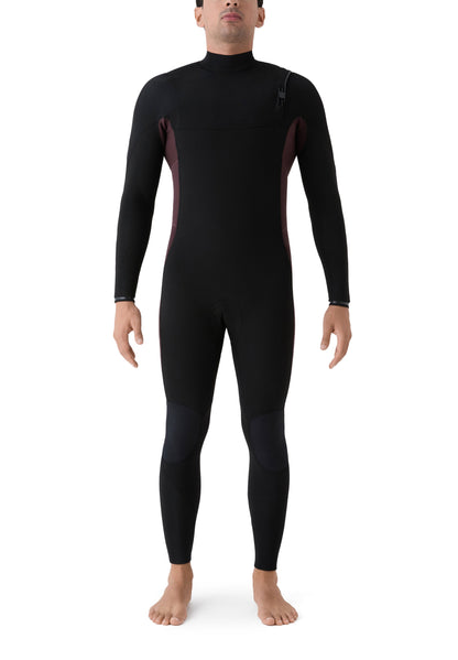 Vista frontal completa de un hombre usando el neopreno Deeply Limitless III 4/3 en color negro con detalles granates.