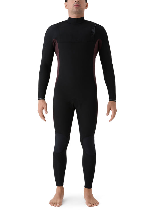 Vista frontal completa de un hombre usando el neopreno Deeply Limitless III 4/3 en color negro con detalles granates.