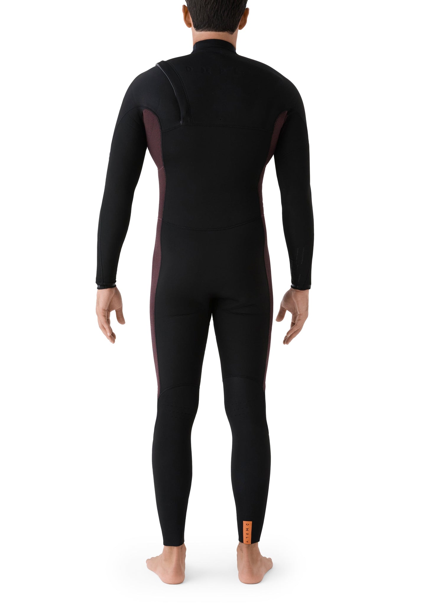 Plano posterior recto de un modelo masculino vistiendo el traje de neopreno negro.