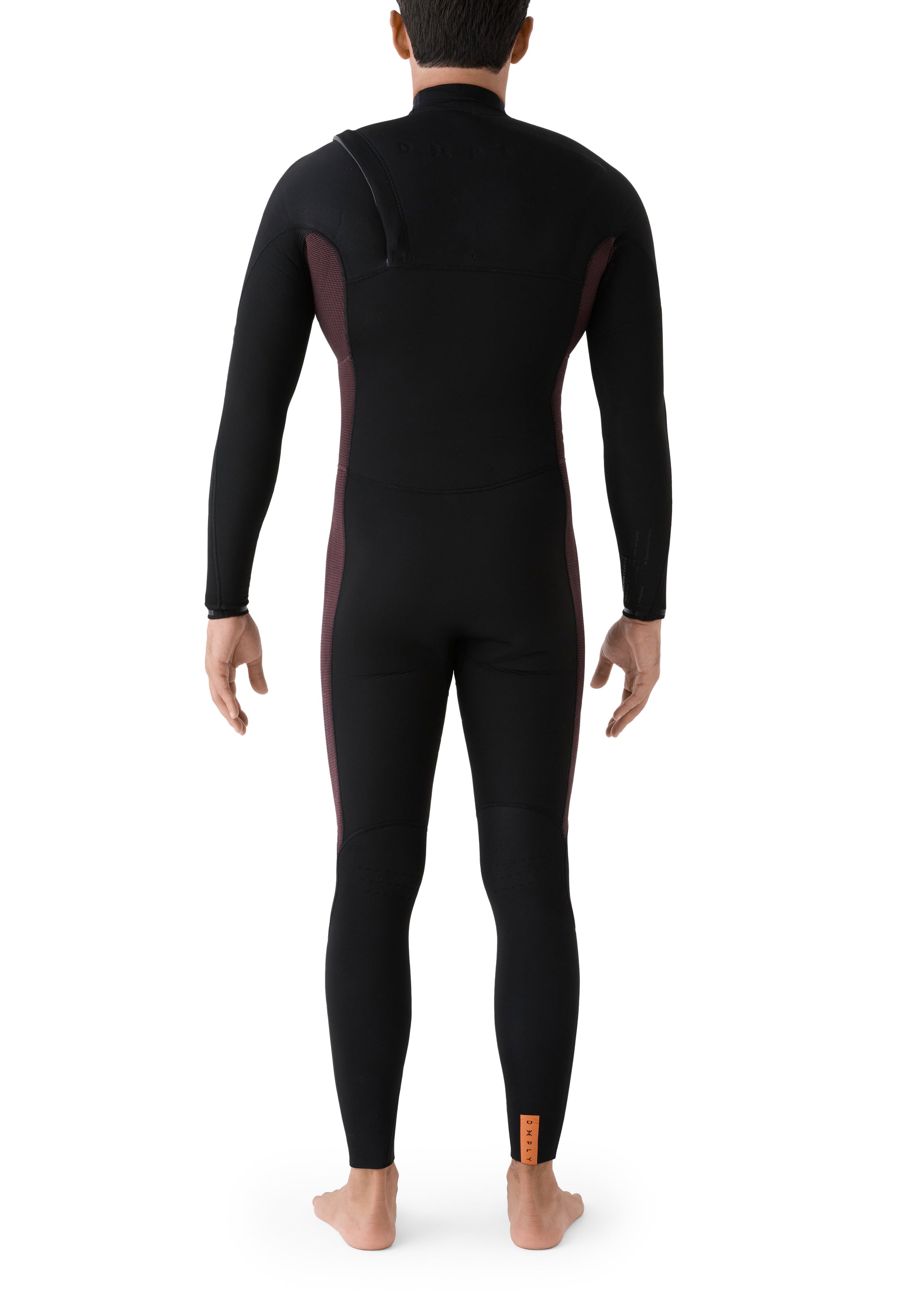 Plano posterior recto de un modelo masculino vistiendo el traje de neopreno negro.