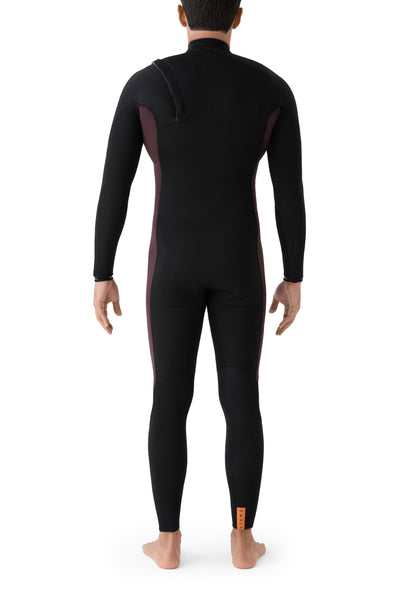 Plano posterior recto de un modelo masculino vistiendo el traje de neopreno negro.