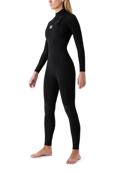 Vista lateral de una surfista usando el neopreno, resaltando el diseño de las mangas para una remada sin restricciones.