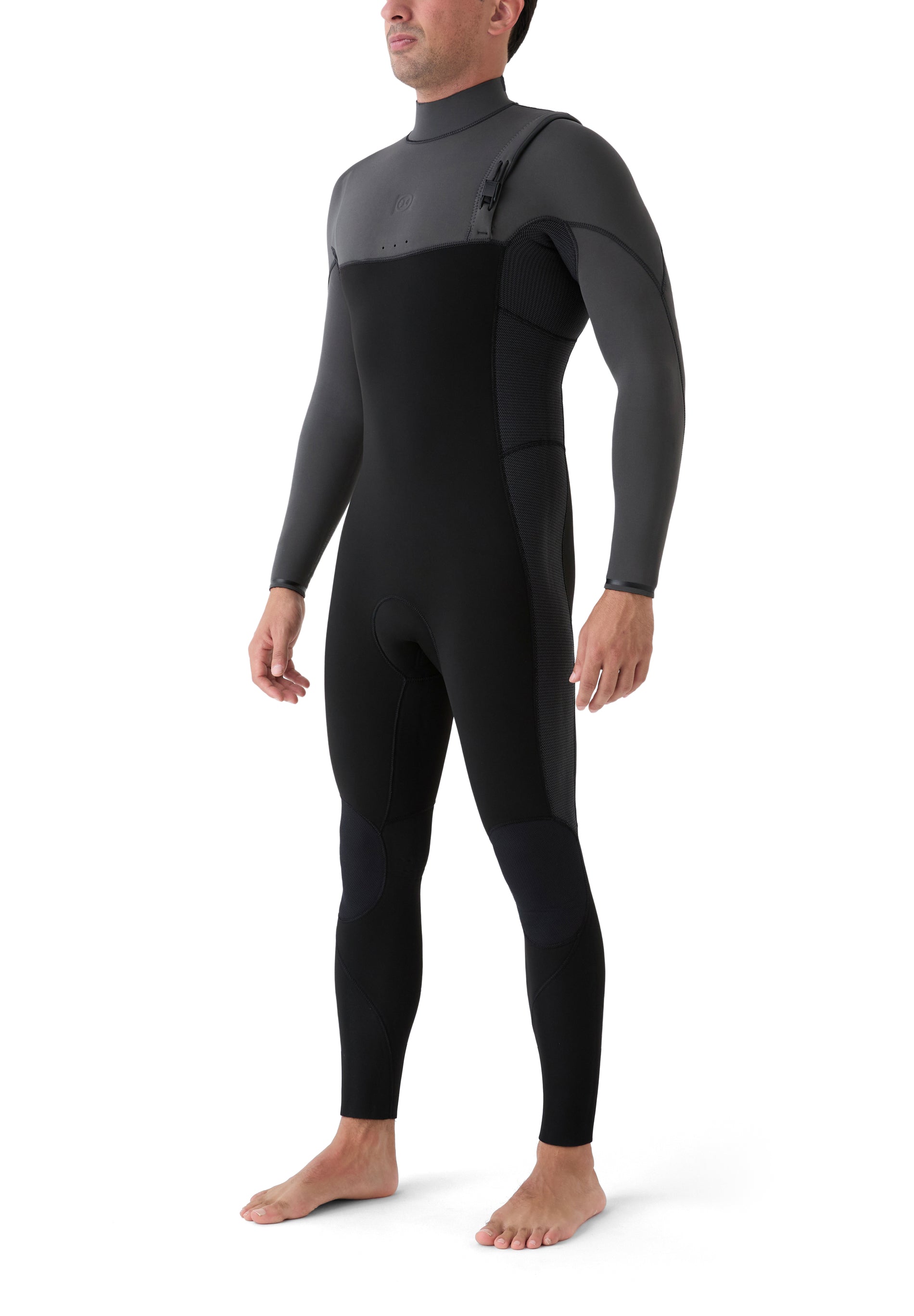 Perspectiva lateral del traje mostrando el diseño ergonómico de los brazos grises en contraste con el cuerpo negro.