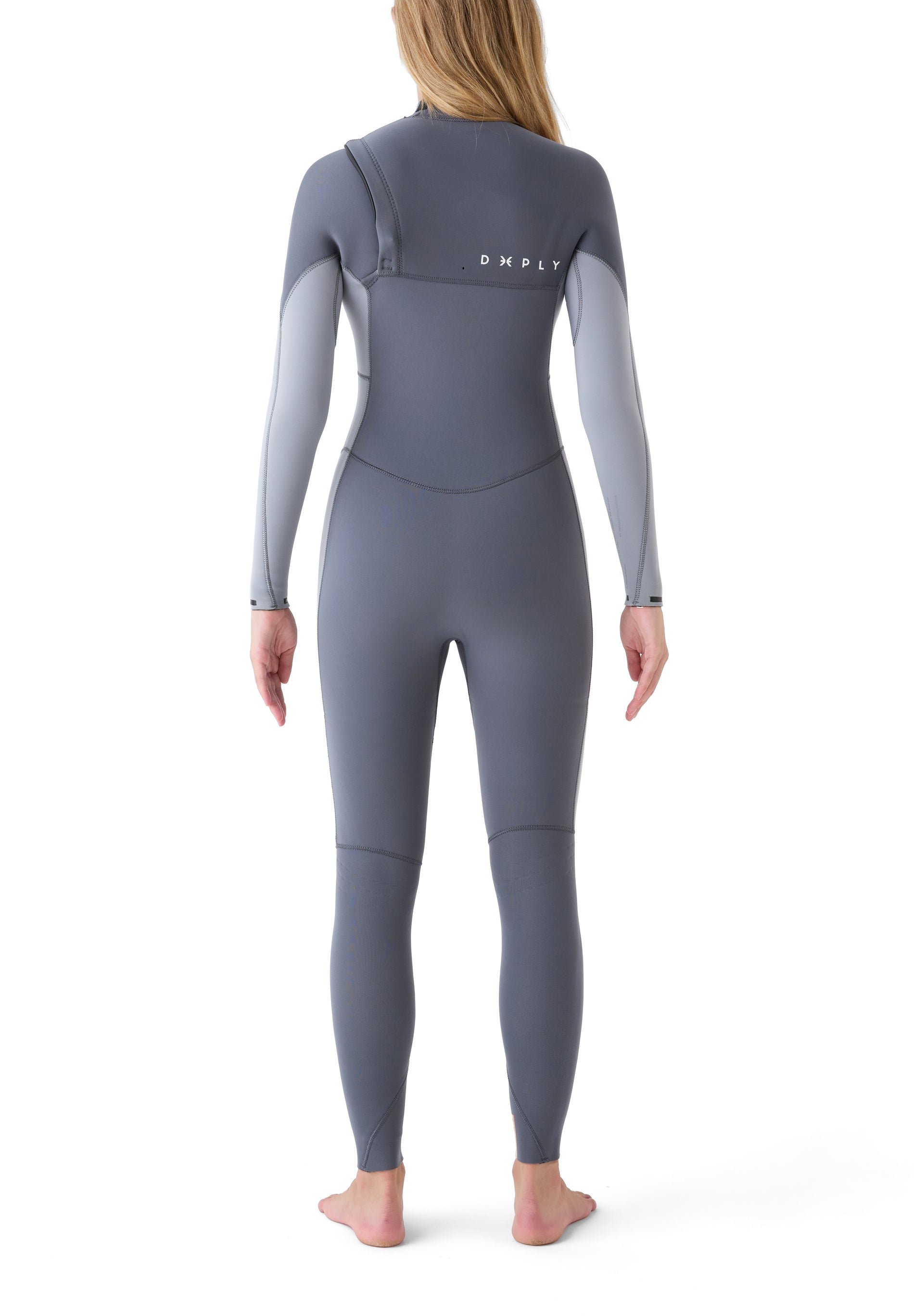 Plano posterior del traje de surf femenino destacando la ausencia de cremallera y la continuidad del panel de neopreno en la espalda.