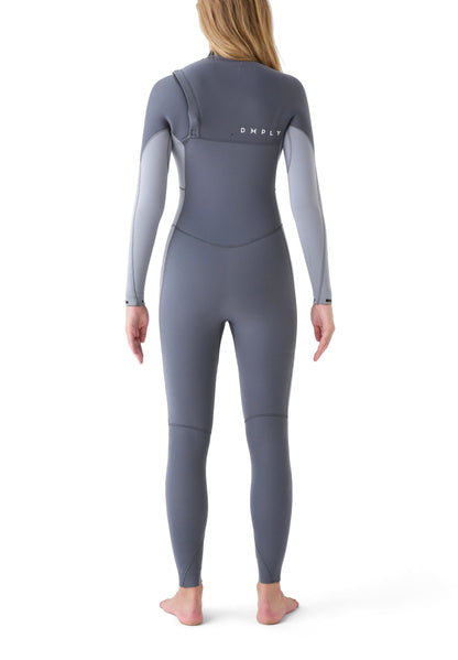 Plano posterior del traje de surf femenino destacando la ausencia de cremallera y la continuidad del panel de neopreno en la espalda.