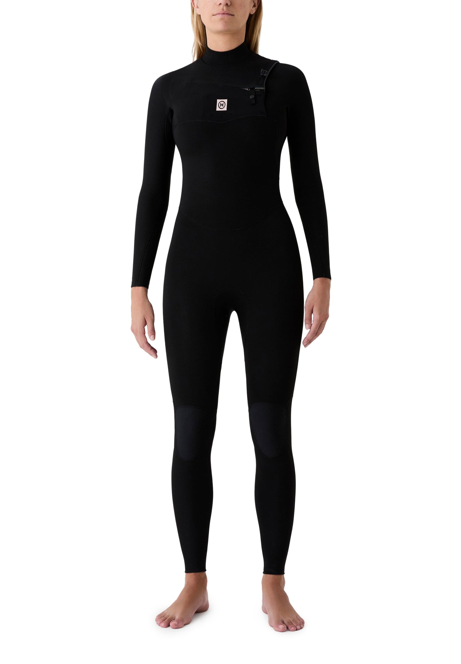 Traje de neopreno integral para mujer en color negro, diseñado con un corte anatómico que optimiza la movilidad y el confort en el agua.