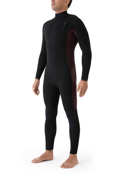 Hombre posando de perfil lateral con el traje de surf Deeply Limitless III destacando el ajuste ergonómico.