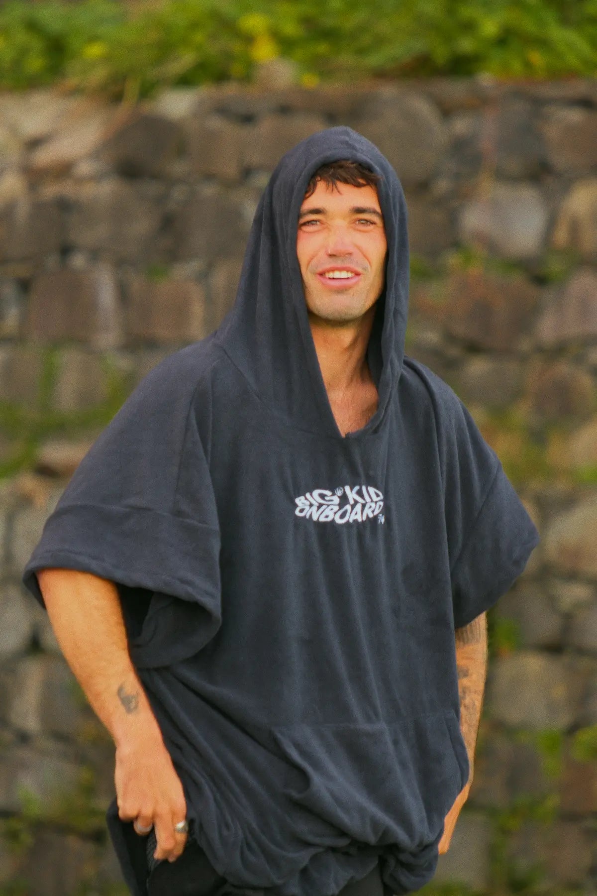 Alex en madeira cambiándose y poniéndose el neopreno con el poncho negro de surf. 