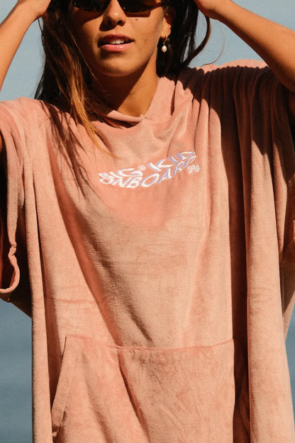 Poncho de surf rosa detalle de Guida en Madeira. 