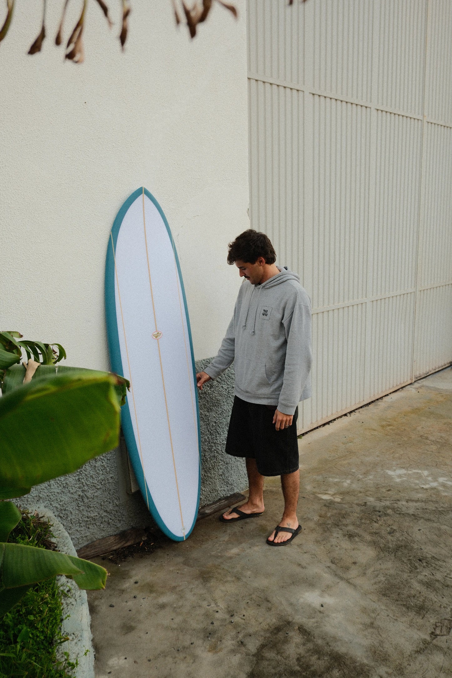 chico observando los detalles de una tabla de fibra 