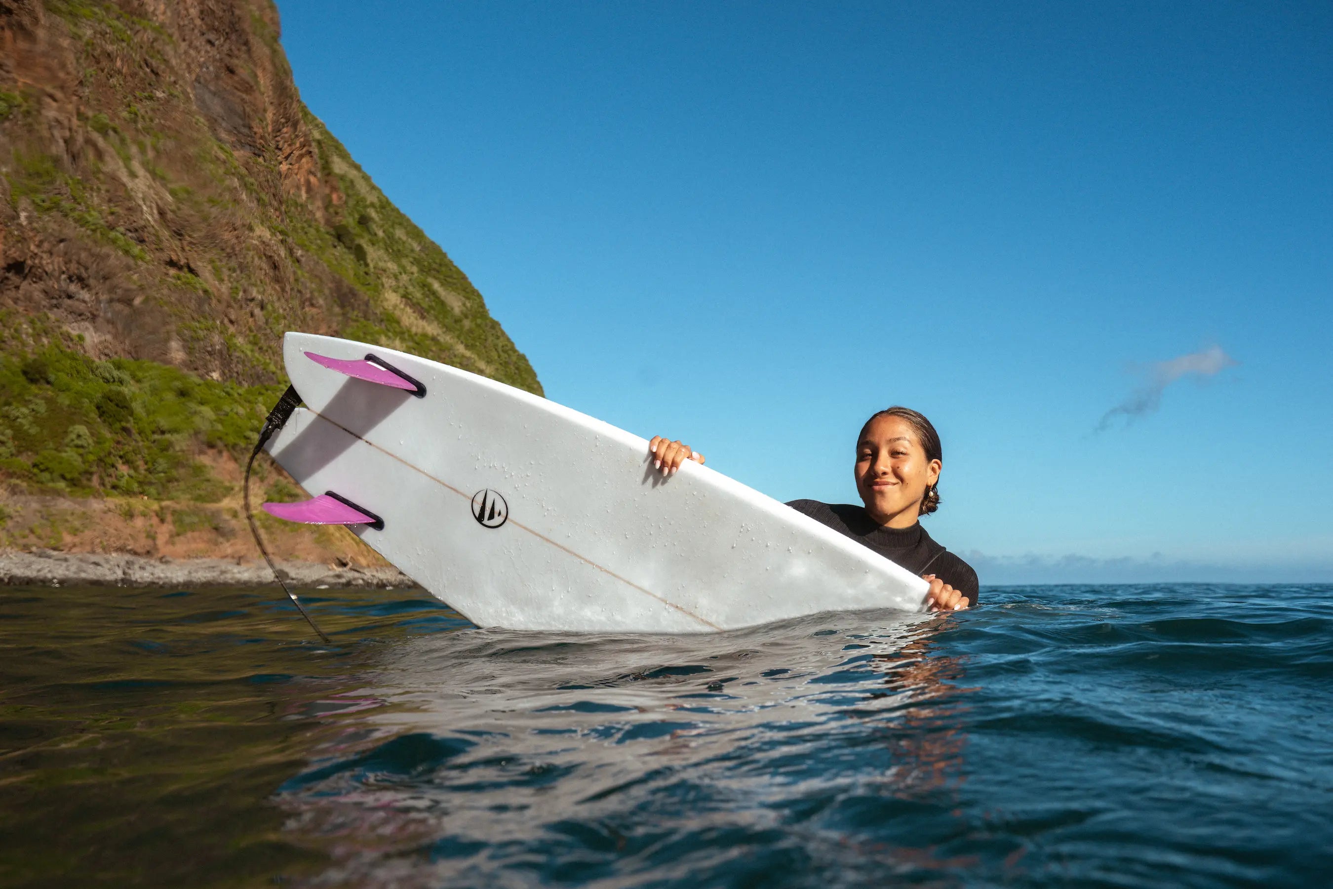 tabla de surf 6.4 en el agua. 