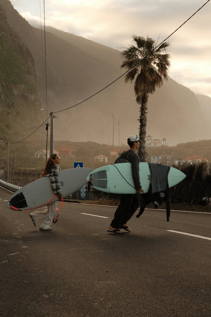 corriendo con las tablas de surf apollo 6.4 para ir a ver el swell