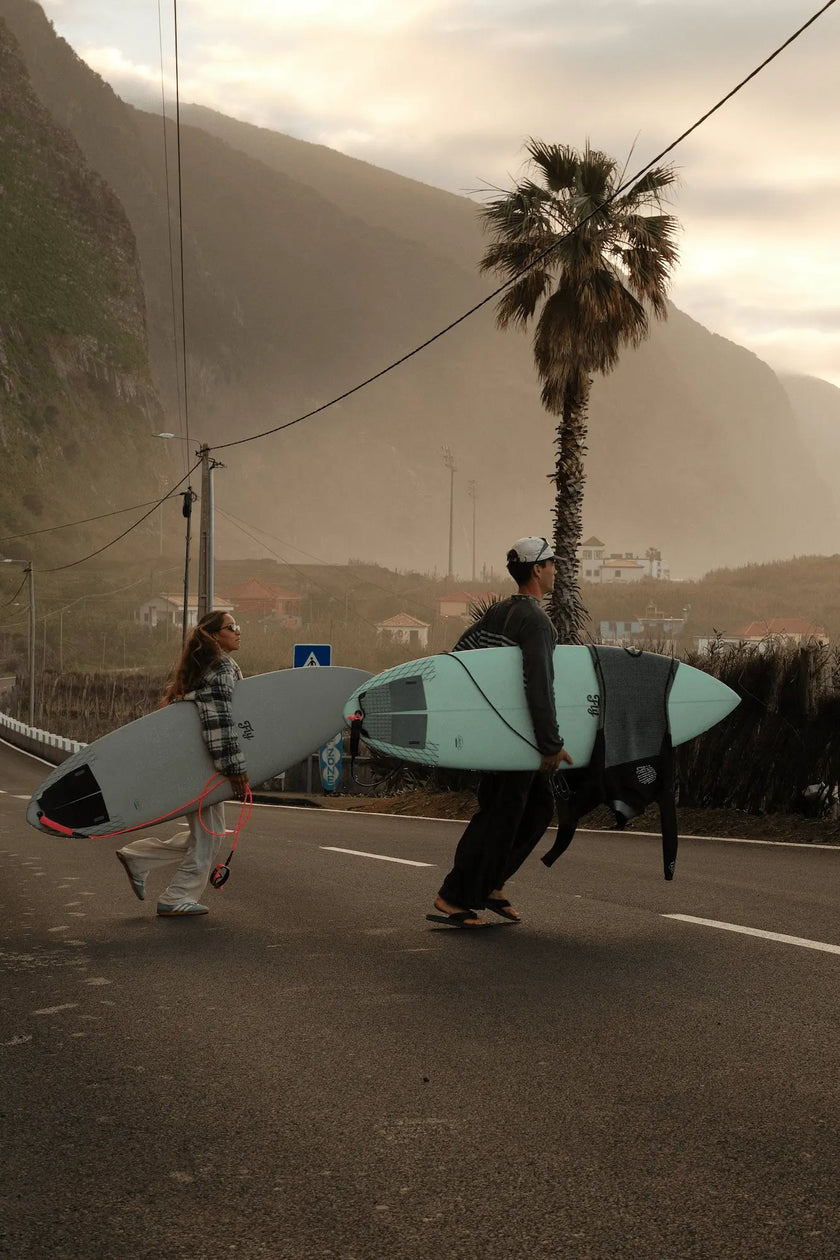 corriendo con las tablas de surf apollo 6.4 para ir a ver el swell