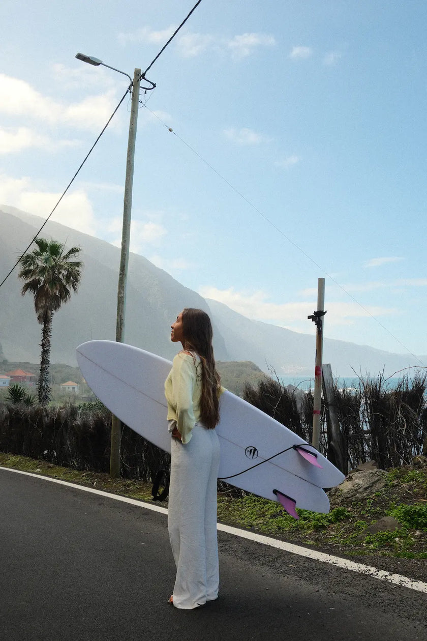 Chica con una tabla de surf de flysurf en Madeira.